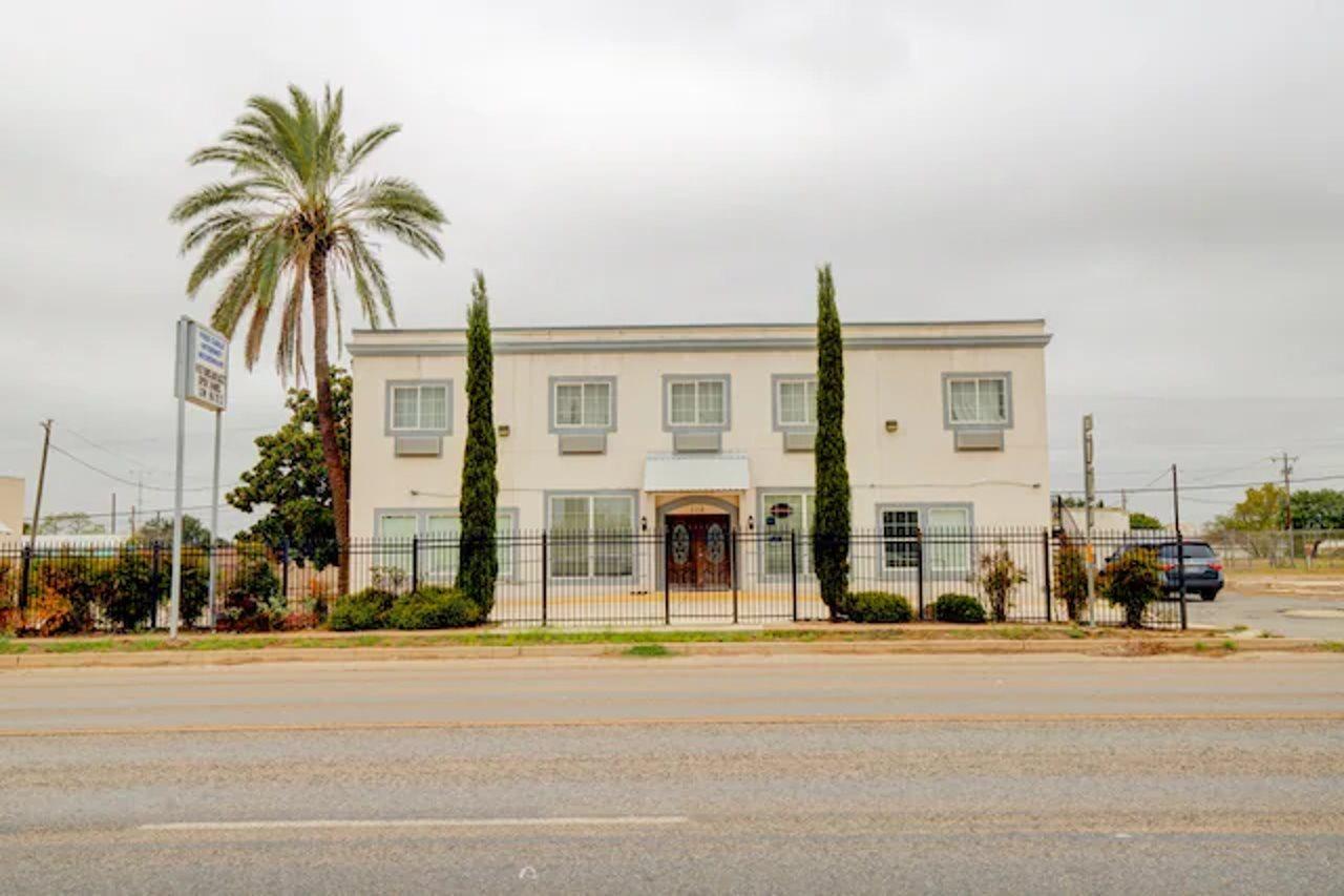 Hotel Dilley Grand Exterior foto